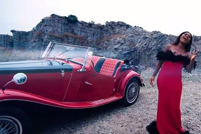 Ogoo in 'You are mine' video clip