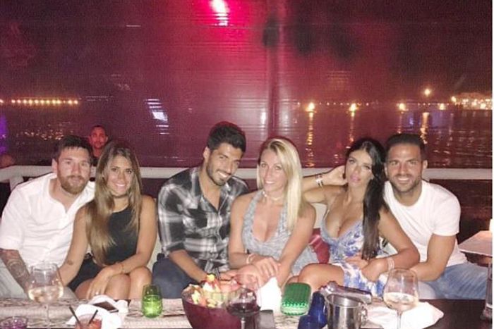 Lionel Messi, Luis Squarez and Cesc Fabregas with their wives