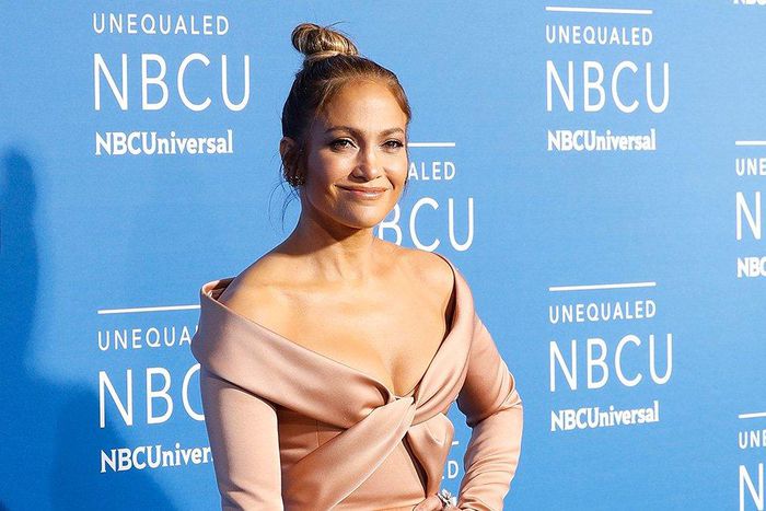 Jennifer lopez just clapped back at haters who say her abs are photoshopped
