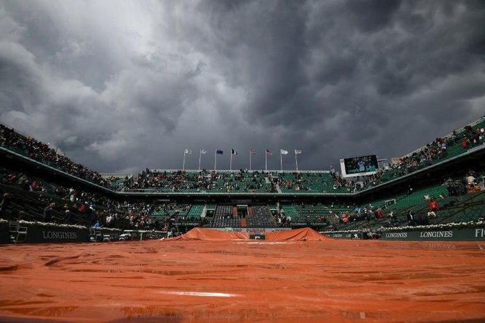 The Philippe Chatrier court is covered by a tarp during a downpour at the Roland Garros 2017 French tennis Open in Paris June 6, 2017
