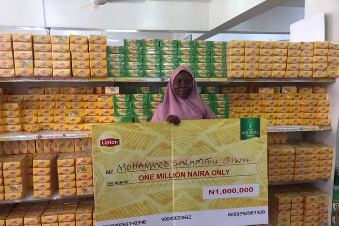 Mohammed Salamatu Jiwa with her prize
