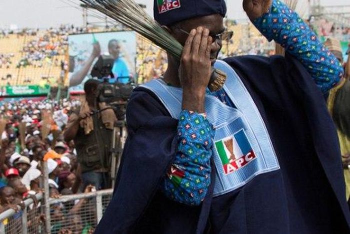 Fashola does the shoki dance during the 2015 election campaign