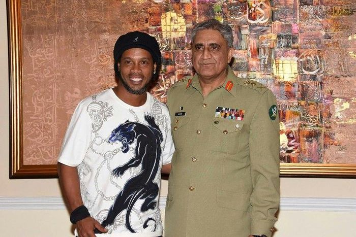 Recently-retired Ronaldinho and other top names in football were hosted for lunch by army chief General Qamar Javed Bajwa after their arrival in Pakistan