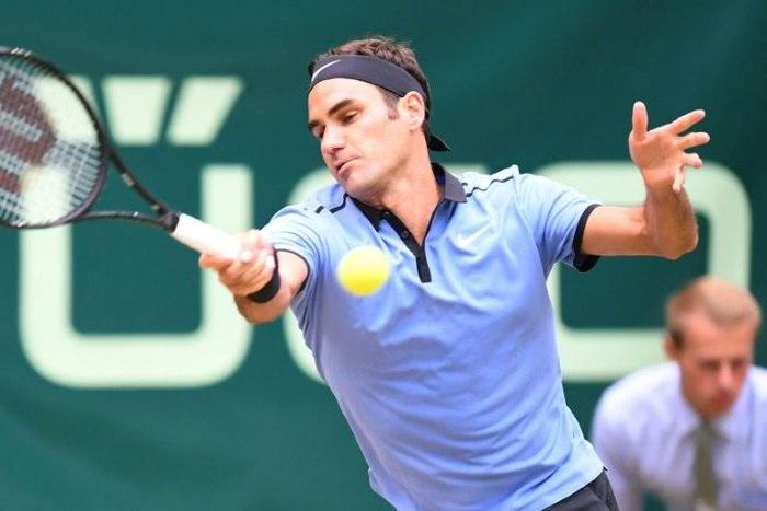 Roger Federer returns a ball to German opponent Alexander Zverev in the final of the Gerry Weber Open tournament in Halle, western Germany, on June 25, 2017
