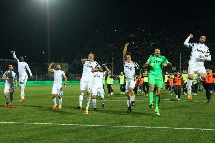 Juventus' players celebrate at the end of the Italian Serie A football match against FC Crotone on February 8, 2017 at the Ezio Scida Stadium
