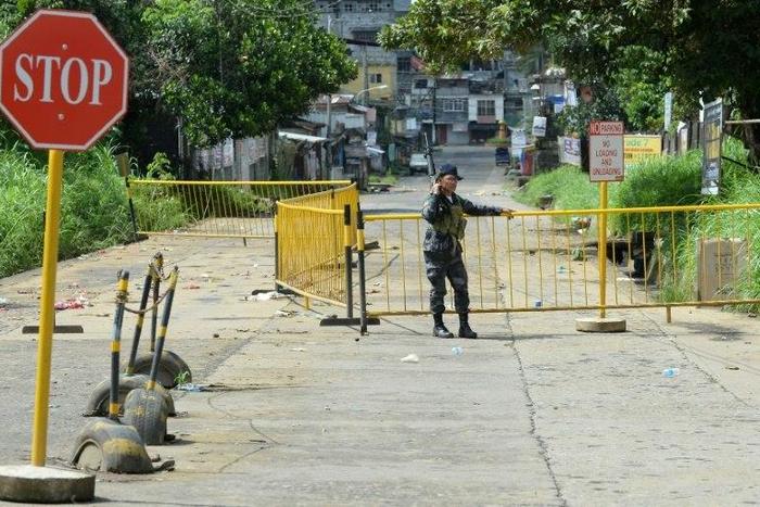 Fighting between Islamist militants and Philippine security forces in the southern city of Marawi has entered its sixth day, with most of the city's residents forced to flee