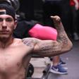 Man born without legs and one arm crushes it in the gym.