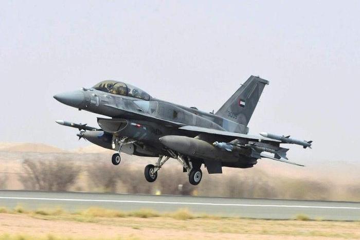 A Saudi-led Arab coalition air strike tried to target rebels on the southern outskirts of the Red Sea port of Khoukha