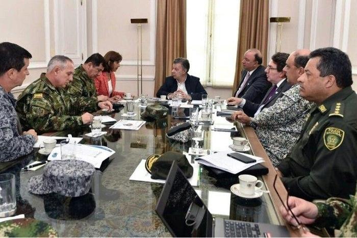 President Juan Manuel Santos (C) chairing a meeting with Foreign Minister Maria Angela Holguin (1-L), Defense Minister Luis Carlos Villegas (1-R) to review information about alleged Venezuelan military incursion near the border between both countries