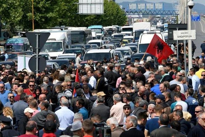 Supporters of the Albanian opposition block roads to demand the prime minister's resignation