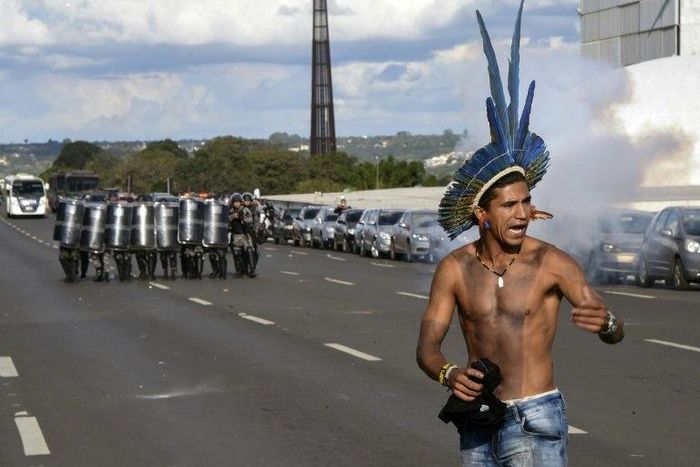 Brazilian indians from diverse ethnic groups clash with police during their annual march for their rights, in Brasilia, on April 25, 2017