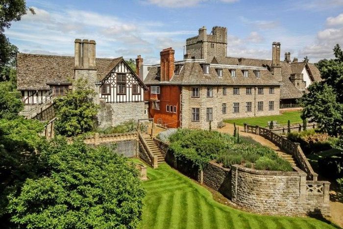 Peking University is buying Foxcombe Hall, a 19th-century manor near Oxford in southern England