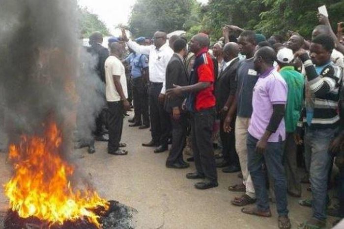Angry youths burning tyres in Akure