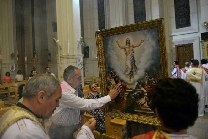 Worshippers attend Sunday Mass at Saint Mary's church in the Egyptian capital Cairo, on April 23, 2017, ahead of Pope Francis' visit