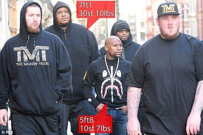 Floyd Mayweather with his bodyguards