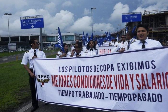 Copa Airlines pilots protest in front of the Tocumen airport on June 8, 2017 in Panama City demanding a pay rise