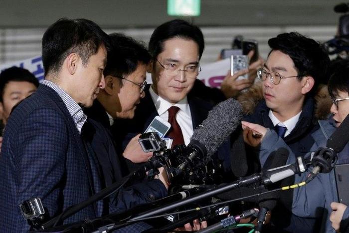 South Korean prosecutors have asked a Seoul court to issue an arrest warrant for Lee Jae-Yong, the son of the Samsung group chairman Lee Kun-Hee (C)