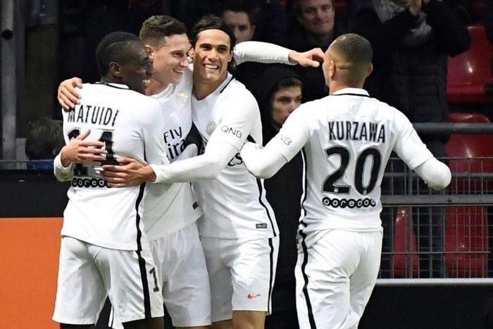 Paris Saint-Germain's Julian Draxler (2nd L) celebrates with teammates after scoring against Rennes on January 14, 2017 at the Roazhon park stadium in Rennes, western France