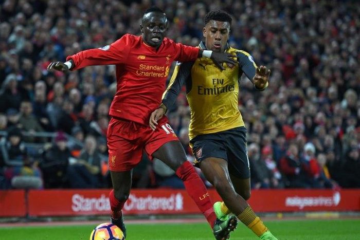 Liverpool's midfielder Sadio Mane (L) vies with Arsenal's striker Alex Iwobi during the English Premier League football match March 4, 2017