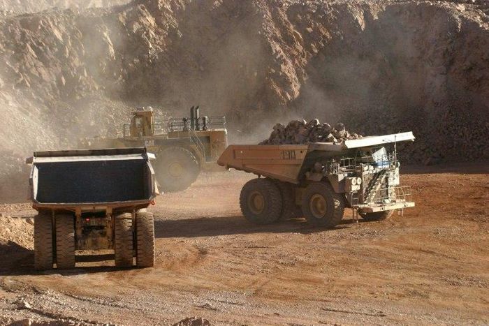 The 2,500 workers of copper mine Escondida began shutting down machinery in preparation to strike, said Carlos Allendes, spokesman for the Escondida Workers' Union