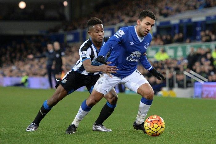 Newcastle United's Rolando Aarons (L) fights for the ball with Everton's Aaron Lennon during an English Premier League match, in Liverpool, in February 2016
