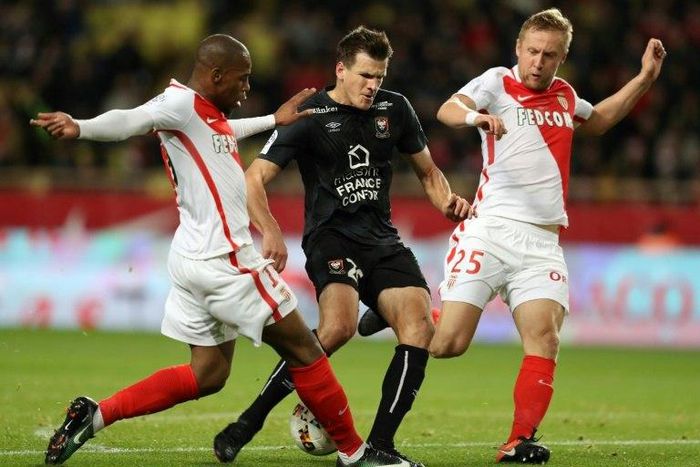 Caen's forward Ivan Santini (C) vies with Monaco's defender Djibril Sidibe (L) and defender Kamil Glik (R) during the French L1 football match December 21, 2016 at the Louis II Stadium in Monaco