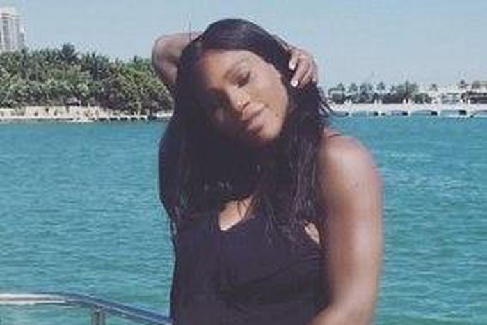 Serena Williams flaunts baby bump