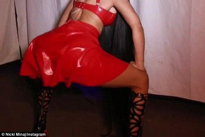 Nicki Minaj twerking to celebrate Billboard achievement