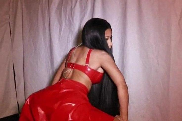 Nicki Minaj twerking to celebrate Billboard achievement