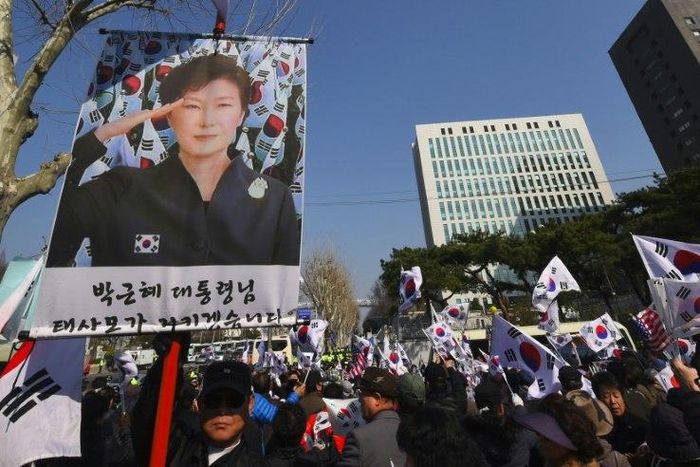 Supporters of South Korea's impeached ex-president Park Geun-Hye rally outside the prosecutors' office in Seoul where she was being questioned on March 21, 2017