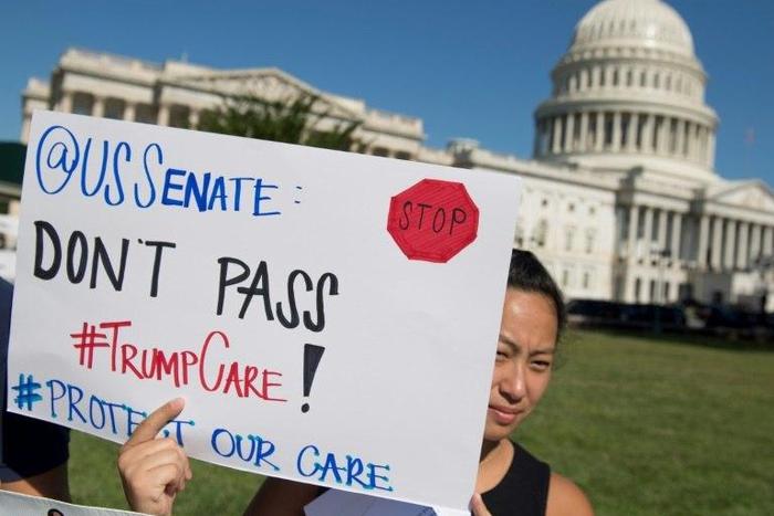 President Donald Trump's health care reform, the subject of frequent protests, is one of the pending issues forcing the US Senate to delay its summer break