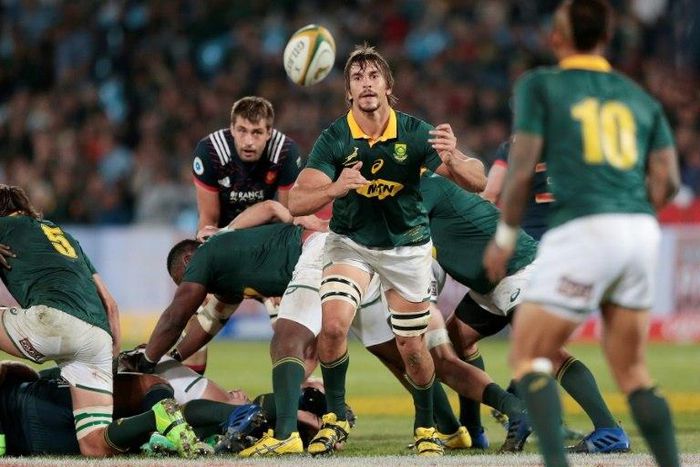 South Africa's lock Eben Etzebeth (C) clears the ball to South Africa's fly half Elton Jantjies (R) during the Rugby Test match between South Africa and France at Loftus Rugby stadium on June 10, 2017 in Pretoria, South Africa