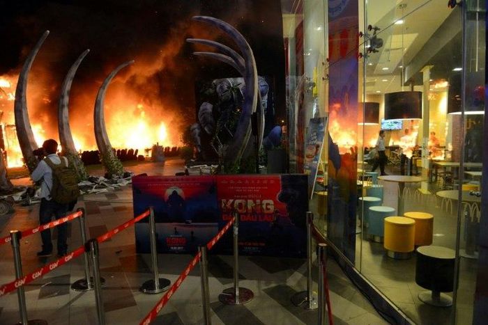 A fire tore through a giant model of King Kong during the premiere of the "Kong: Skull Island" in Ho Chi Minh City on March 9, 2017