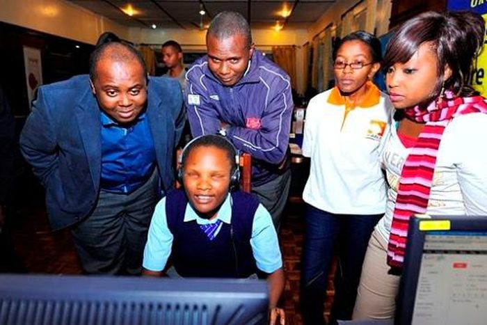 Australian donates computers to visually impaired students