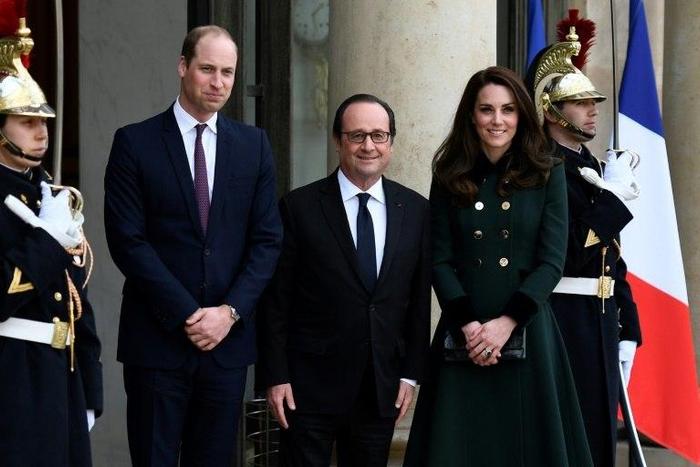 French President Francois Hollande (C) welcomes Britain's Prince William (L), The Duke of Cambridge, and his wife Kate, the Duchess of Cambridge at the Elysee Palace in Paris on March 17, 2017
