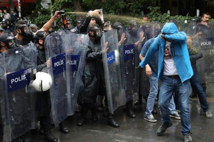 Turkish police used tear gas and water cannon to break up the demonstration in favour of two hunger strikers protesting their sacking following last year's attempted coup