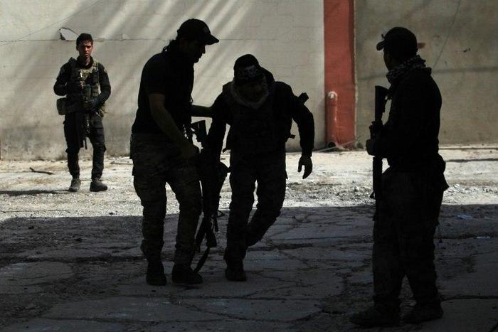 Iraq's elite Counter-Terrorism forces take position as they advance towards Mosul's Nablus neighbourhood on March 12, 2017