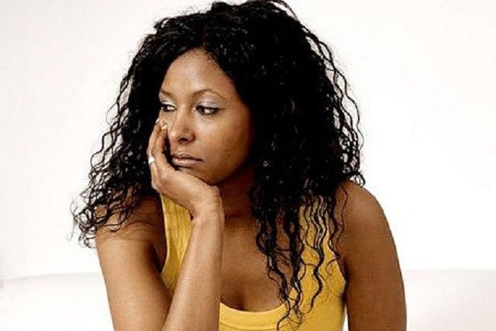 This worried woman needs advice (Illustration)