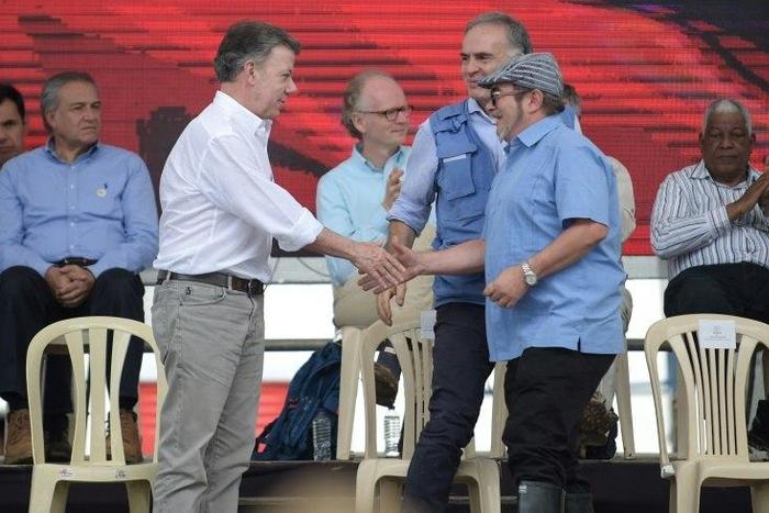 FARC rebel leader Rodrigo Londono Echeverri (R), Colombian president Juan Manuel Santos (L) and the UN Special Representative for Colombia Jean Arnault (C) attend the final act of abandonment of arms in June 2017
