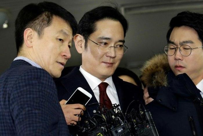 Lee Jae-yong (C) vice chairman of Samsung Electronics, is to be questioned over bribery allegations in the corruption scandal surrounding South Korean President Park Geun-Hye