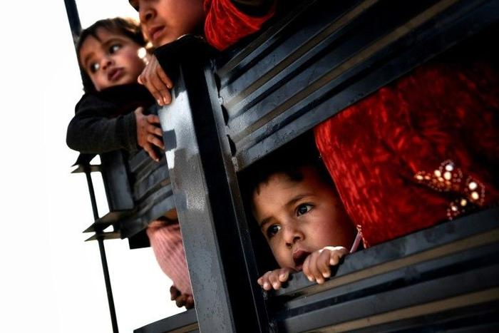 Iraqi civilians flee Mosul as Iraqi forces advance inside the city during fighting against Islamic State group's fighters on March 8, 2017