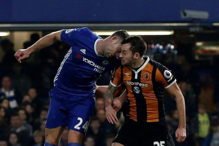 Chelsea defender Gary Cahill (left) and Hull City midfielder Ryan Mason clash heads during the English Premier League match at Stamford Bridge in London on January 22, 2017