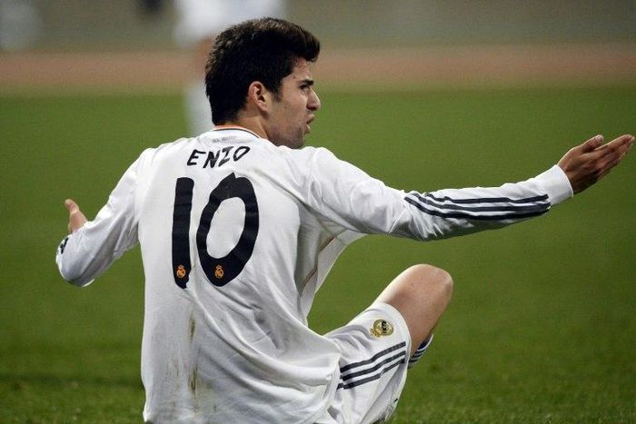 Enzo Zidane has signed a three-year deal with Spanish side Alaves