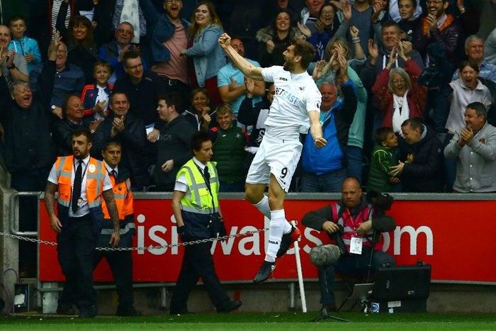 Swansea City's Fernando Llorente celebrates after scoring the opening goal of their English Premier League football match against and Everton at The Liberty Stadium in Swansea, south Wales on May 6, 2017