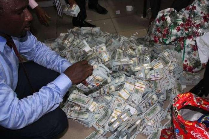 EFCC staff sweating while counting discovered cash in an Ikoyi apartment