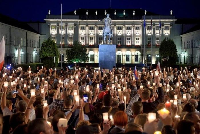 People gather for a protest in front of the presidential palace in Warsaw on July 18, 2017 urging the Polish president to reject a bill changing the judiciary system