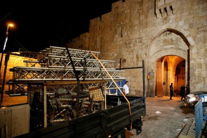 A truck removes the remaining barriers from Jerusalem's Al-Aqsa mosque compound on July 27, 2017