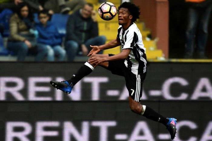 Juventus' forward Juan Cuadrado controls the ball on March 19, 2017 at the Luigi Ferraris stadium in Genova