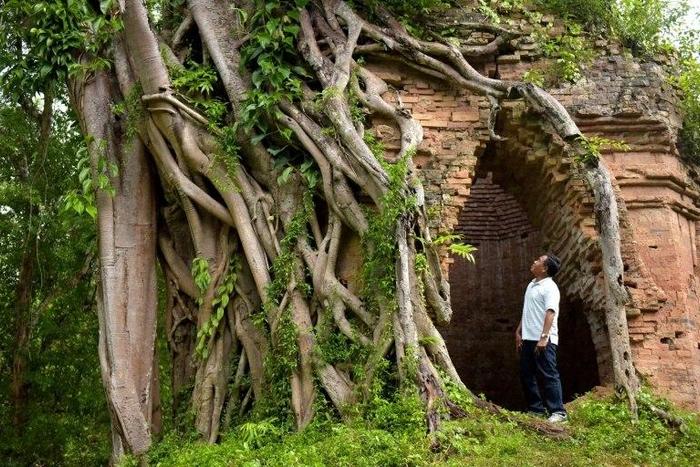 Sambor Prei Kuk, which means 'the temple in the richness of the forest', boasts nearly 300 brick temples and heaps of ruins across a 25 square kilometre (nine square mile) compound