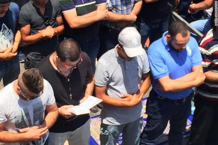 Christian breaks Internet by praying with Muslims in Jerusalem